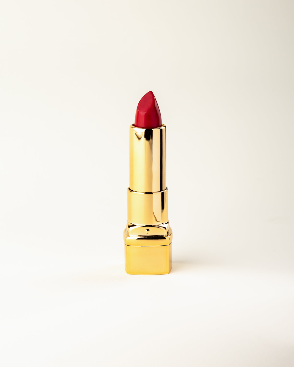 Rossetto Rosso “Rouge Mira” – Colore Intenso, Eleganza e Tenuta Prolungata