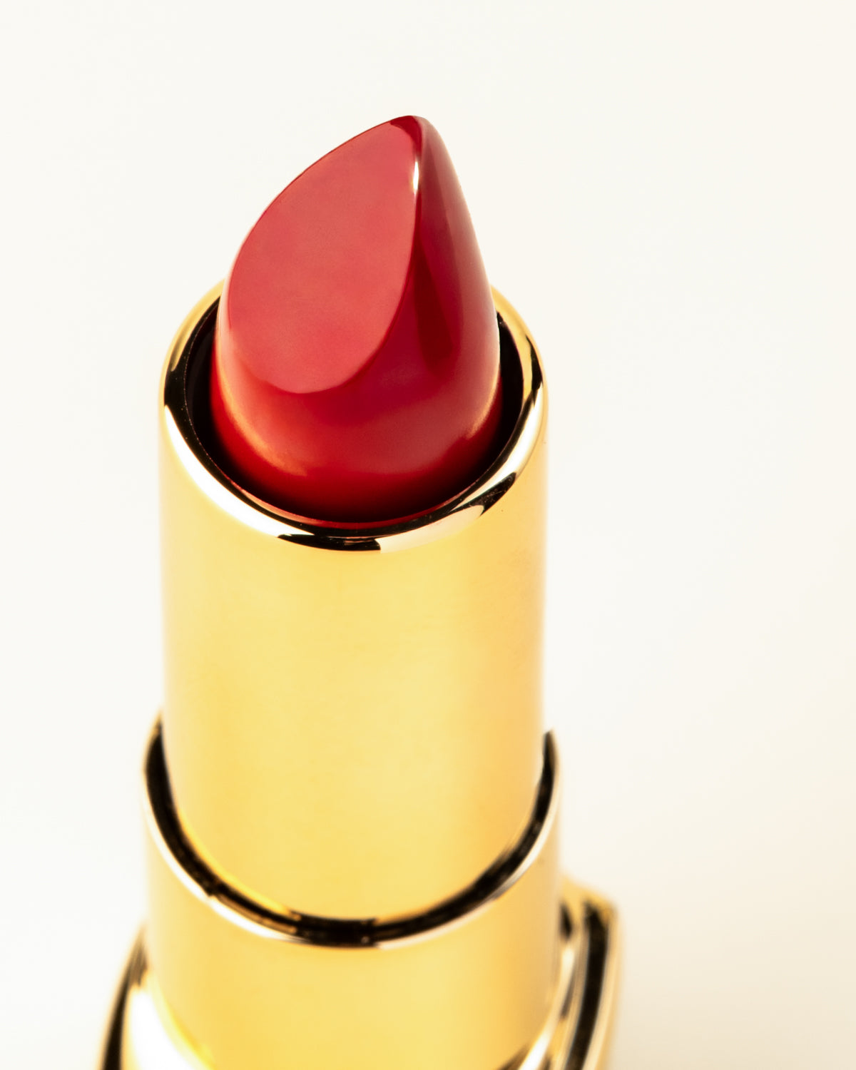 Rossetto Rosso “Rouge Mira” – Colore Intenso, Eleganza e Tenuta Prolungata
